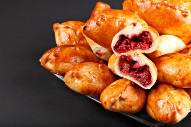 çilek ile küçük pasta pişirme lezzetli geleneksel Rus sıcak ve 