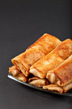 Sıcak lezzetli Rus empanadas krep plaka üzerinde