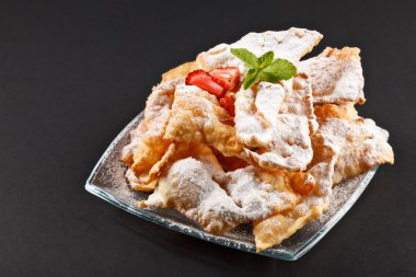 Çilek ve nane ile Maya pasta olmadan lezzetli sıcak