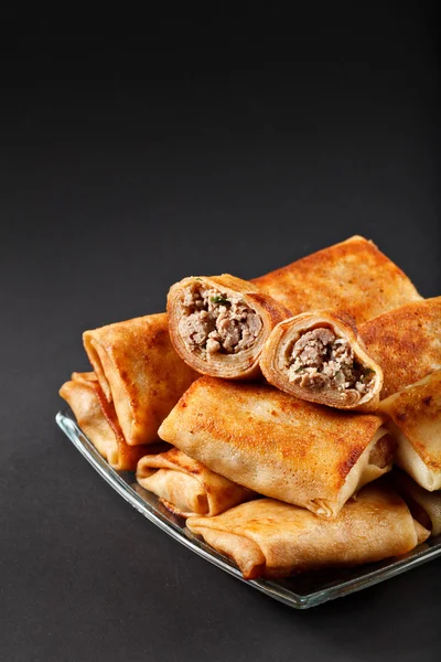 Panquecas de empanadas russas de fatia saborosa quente com carne — Fotografia de Stock