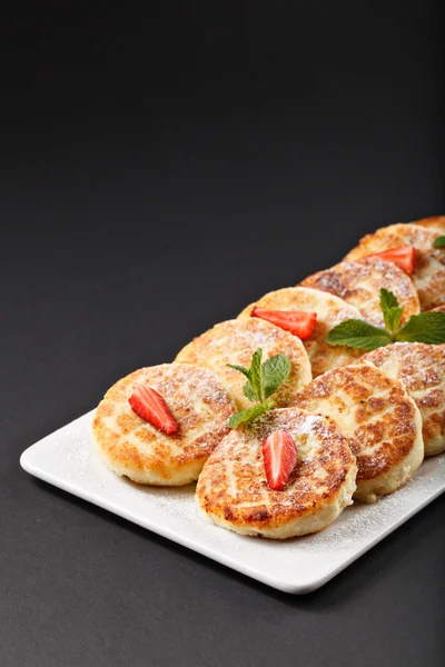뜨거운 맛 있는 작은 치즈 딸기와 민트 — 스톡 사진