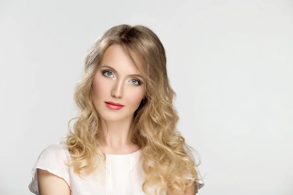 Портрет молодой блондинки с макияжем и ретушированием — стоковое фото