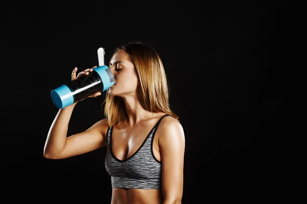 Chica fitness beber nutrición de coctelera — Foto de Stock