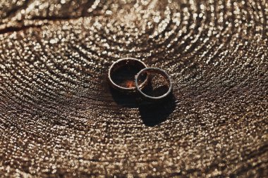 tr alyans su damla üzerinde ahşap dokusu kesilerek ağaç