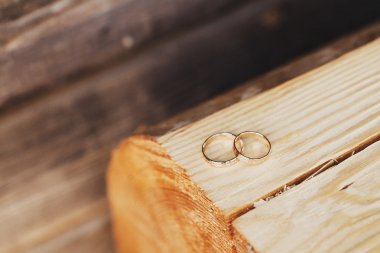 Alyans kesilerek ağaç gövdesi Ahşap dokusu üzerinde