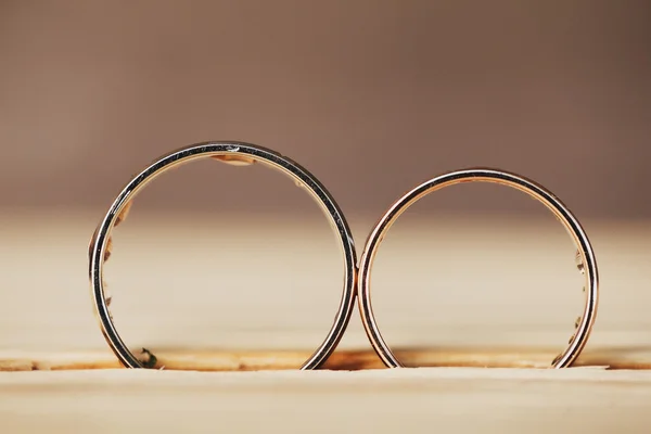 Anillos de boda en la textura de madera del tronco del árbol cortado — Foto de Stock