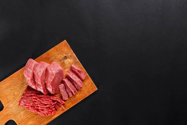 Carnicero fresco corte surtido de carne sobre fondo negro — Foto de Stock
