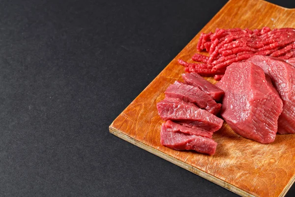 검은 배경에 다양 한 고기를 잘라 신선한 정육점 — 스톡 사진