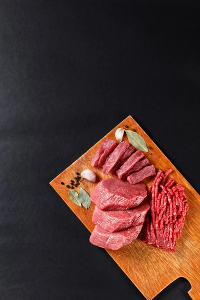 검은 배경에 다양 한 고기를 잘라 신선한 정육점 — 스톡 사진