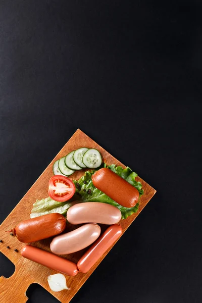 커팅 보드에 야채와 소시지의 집합 — 스톡 사진