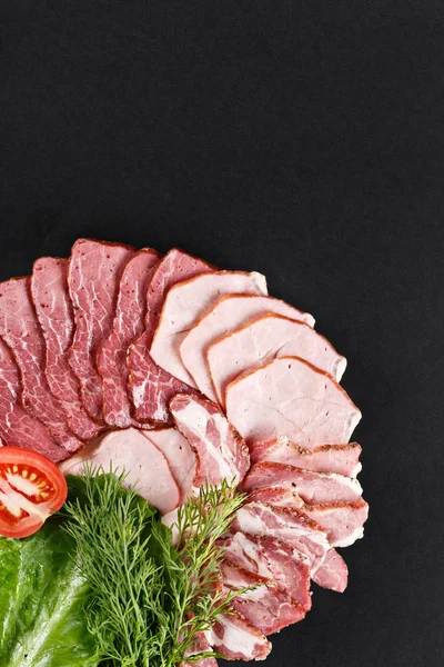 Snij ham met groenten assortiment op zwarte achtergrond — Stockfoto