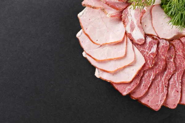 sebze çeşitler siyah arka plan üzerine jambon kesme 