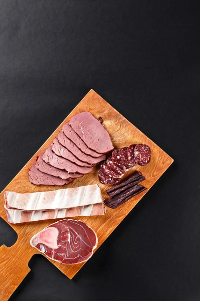 Jelení maso a salám na prkénku — Stock fotografie