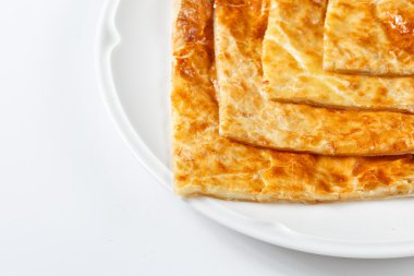 Beyaz arka plan üzerinde plaka üzerinde Gürcü geleneksel khachapuri. Olarak