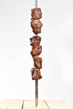 sıcak kavrulmuş et şiş kebap metal şiş üzerinde