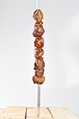 sıcak kavrulmuş et şiş kebap metal şiş üzerinde
