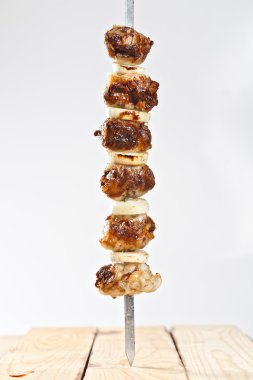 sıcak kavrulmuş et şiş kebap metal şiş üzerinde