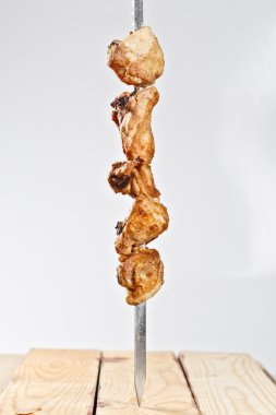 sıcak kavrulmuş et şiş kebap metal şiş üzerinde