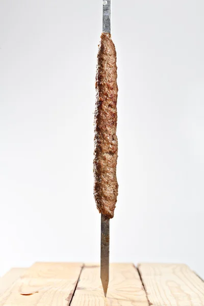 Viande rôtie chaude shish kebab sur brochette en métal — Photo