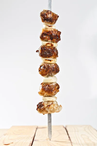 Kebab de carne tostada caliente en pincho de metal — Foto de Stock