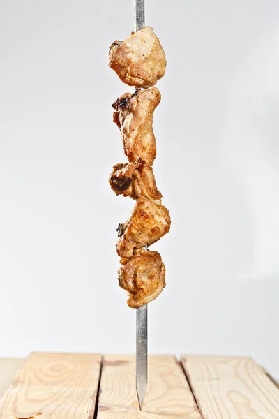 Viande rôtie chaude shish kebab sur brochette en métal — Photo