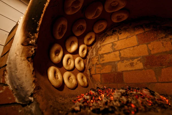 Prozess des Kochens Tandoor Brot in nationalen Tandoor owen — Stockfoto