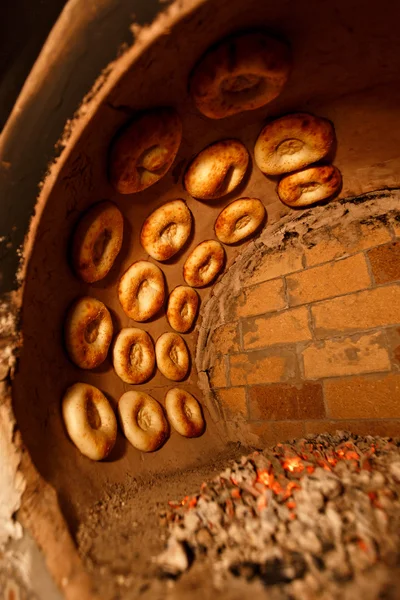 Prozess des Kochens Tandoor Brot in nationalen Tandoor owen — Stockfoto