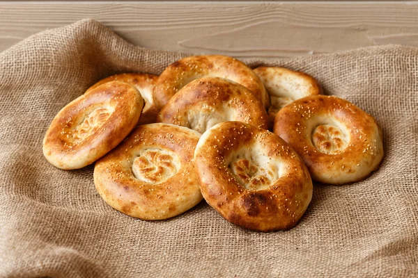 Leckeres Tandoor gebackenes Brot auf Leinwand. Asiatisches Nationalgericht. — Stockfoto