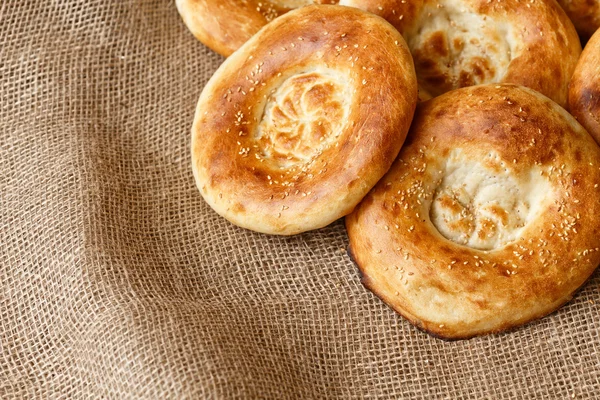 lezzetli Tandır ekmek tuval üzerine pişmiş. Ulusal Asya yemek.