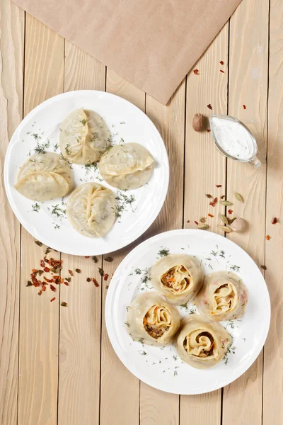 Traditional Georgian khinkali or dumplings, stuffed with meat on — Stock Image Traditional Georgian khinkali or dumplings, stuffed with meat on Stock Picture