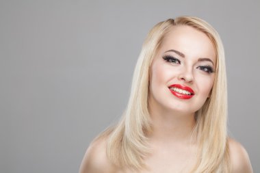 Gülümseyen güzel sarışın kız moda şık Güzellik Portresi