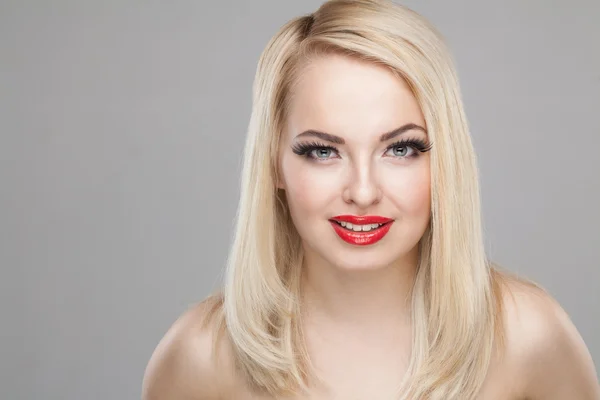 Модный портрет улыбающейся красавицы-блондинки — стоковое фото