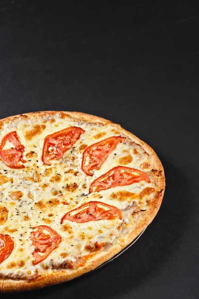 Caliente cuatro quesos deliciosa rústica pizza americana casera con t — Foto de Stock