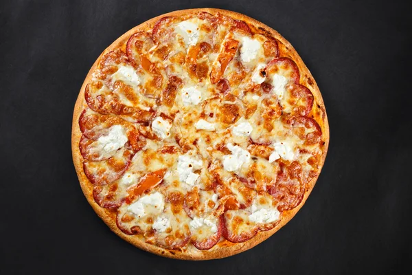Гаряча смачна сільська домашня американська піца з салямі h — стокове фото