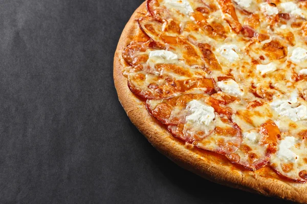 Caliente sabroso delicioso rústico casero americano pizza con salami h — Foto de Stock