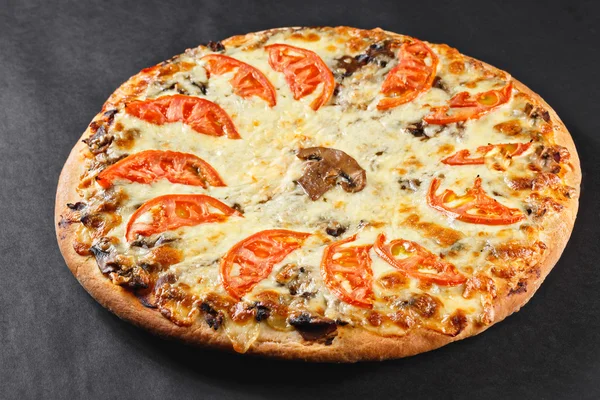 Caliente sabroso delicioso rústico casero americano pizza con tomate c — Foto de Stock