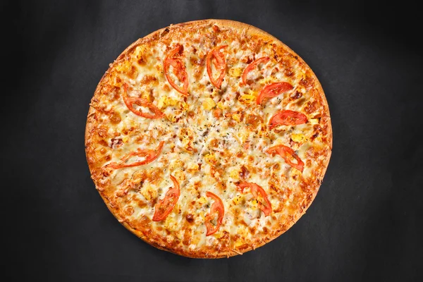 Caliente sabroso delicioso rústico casero americano pizza con pineappl — Foto de Stock