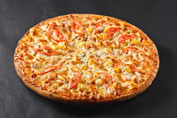 Caliente sabroso delicioso rústico casero americano pizza con pineappl — Foto de Stock