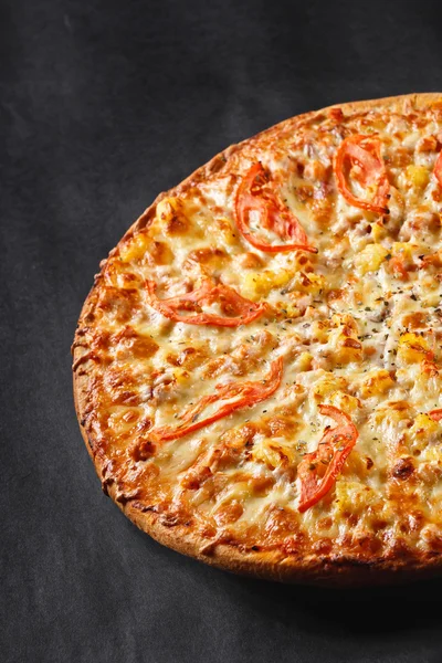 Caliente sabroso delicioso rústico casero americano pizza con pineappl — Foto de Stock