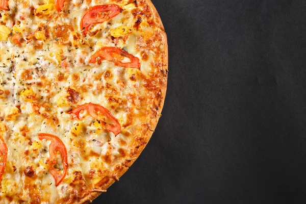 Caliente sabroso delicioso rústico casero americano pizza con pineappl — Foto de Stock