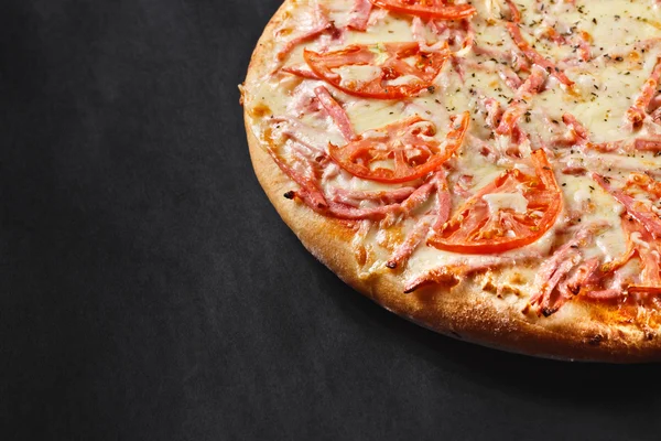 Caliente sabroso delicioso rústico casero americano pizza con tomate s — Foto de Stock