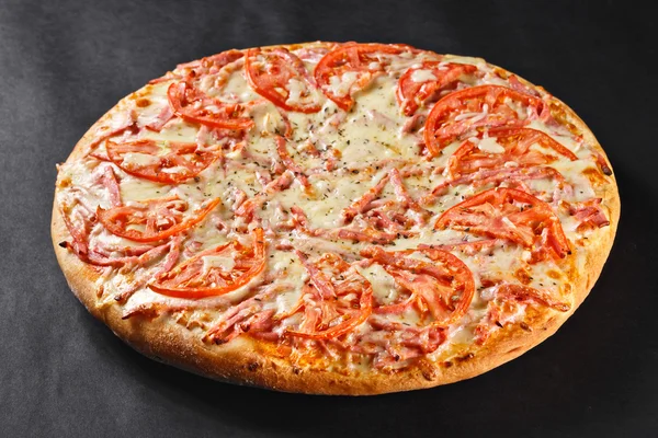 Caliente sabroso delicioso rústico casero americano pizza con tomate s — Foto de Stock