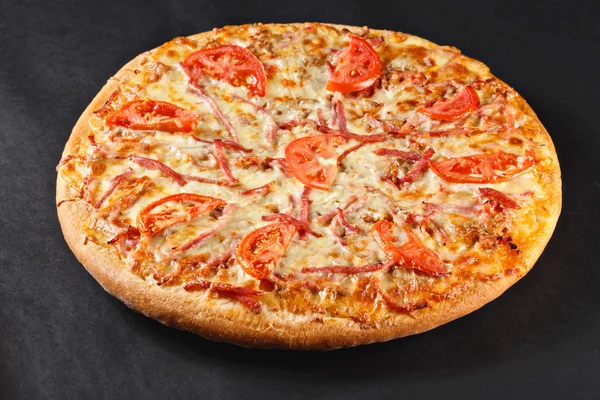 Caliente sabroso delicioso rústico casero americano pizza con tomate c — Foto de Stock