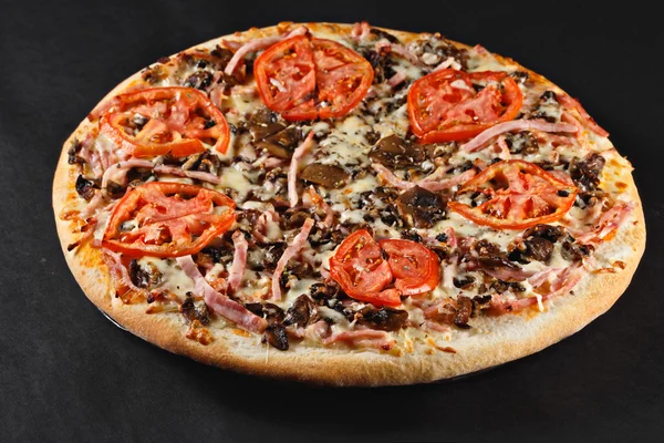 Caliente sabroso delicioso rústico casero americano pizza con champiñón — Foto de Stock