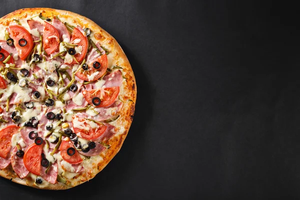 Caliente sabroso delicioso rústico casero americano pizza con tomate g — Foto de Stock