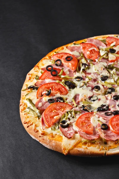 Hot tasty delicious rustic homemade american pizza with tomato g — Stock Fotó