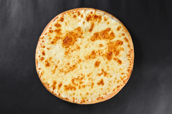 Caliente cuatro quesos deliciosa rústica pizza americana casera con t — Foto de Stock