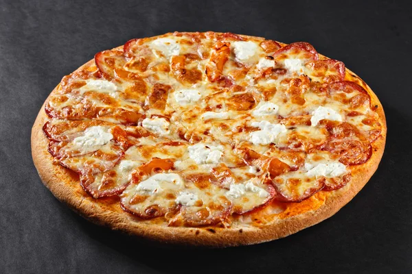 Hot tasty delicious rustic homemade american pizza with salami h — Stock Image Hot tasty delicious rustic homemade american pizza with salami h Royalty Free Stock Images