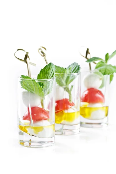Conjunto de canapés en vidrio con ensalada de mozarella, tomate y aceite de oliva griego —  Fotos de Stock