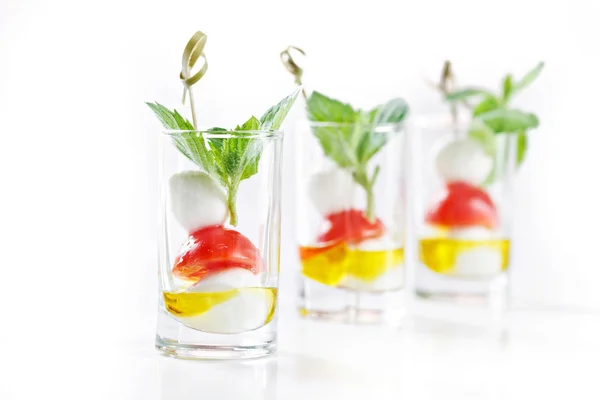 Conjunto de canapés em vidro com mozarella, tomate e azeite salada greece — Fotografia de Stock